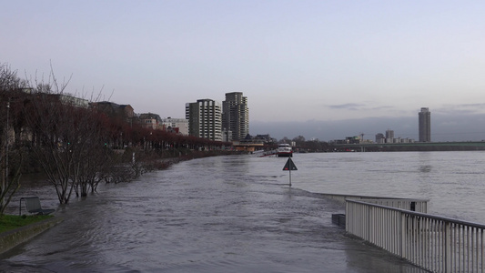 淡水河古龙水德国河的洪泛视频
