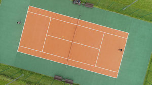 人们在球场上打网球空中垂直顶视图无人机飞起来并旋转25秒视频