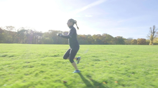 在公园中奔跑的中年天主教妇女视频