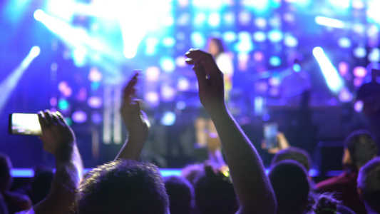 人们在露天音乐会上举手欢呼公开音乐会无售票活动视频