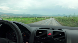 风雨下在农村公路上驾驶一辆汽车21秒视频
