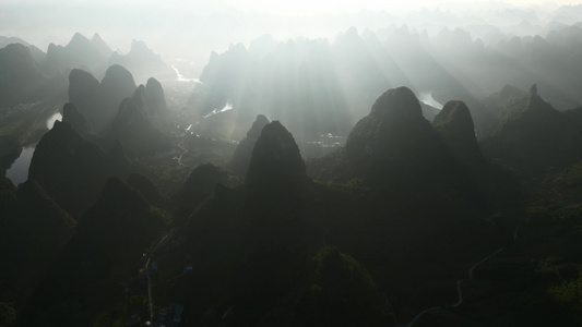 广西桂林山水 水墨画 丁达尔耶稣光视频