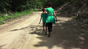 兄弟姊妹在农村公路上徒步旅行19秒视频