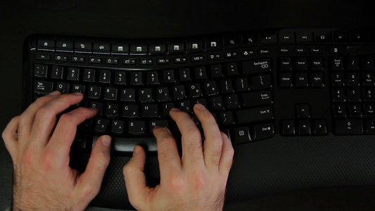男人在键盘上打字用Hebrew和english字母视频