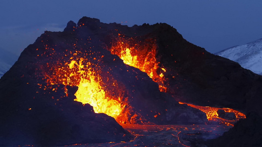 夜晚在冰原雷克雅内斯半岛爆发火山喷发视频
