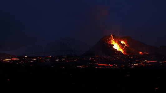 夜晚在冰原雷克雅内斯半岛爆发火山喷发视频