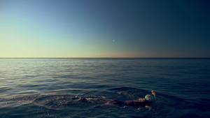 女人漂浮在海面上俯冲在礁石上30秒视频