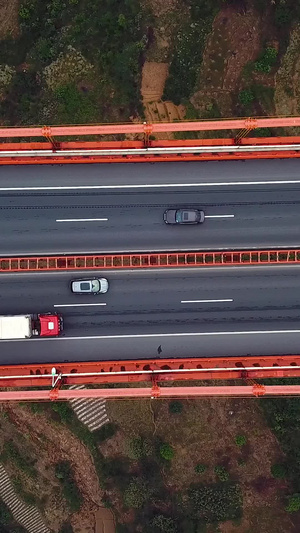 航拍世界级高桥坝陵河大桥车辆行驶航拍桥面40秒视频