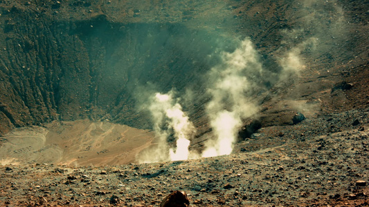 火山岛烟雾释放白蒸汽视频