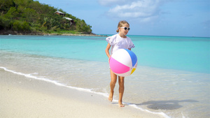 可爱的小女孩玩球在海滩上玩球13秒视频