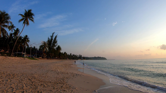 沙滩上的游客和光波背景泰国春蓬ThungWuaLaen视频
