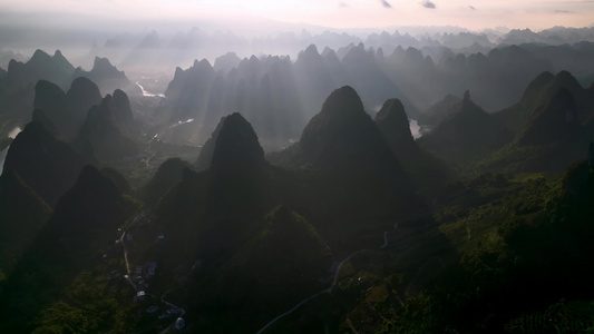 广西桂林山水 水墨画 丁达尔耶稣光视频