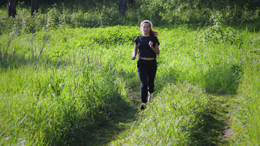 一个女孩在森林里奔跑视频