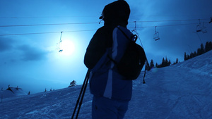 在冬季滑雪场滑雪的女性21秒视频