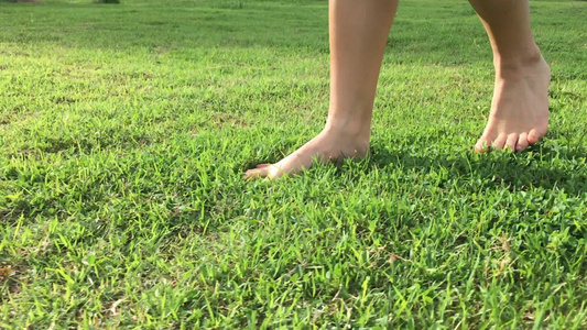 赤脚在公园绿草地上视频