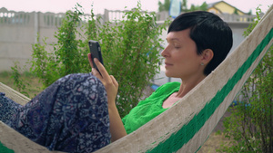 黑发短发女人在户外使用智能手机11秒视频