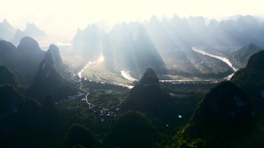 广西桂林山水 水墨画 丁达尔耶稣光视频