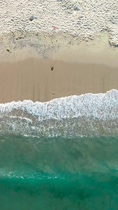 沙滩上的游客航拍旅游度假视频