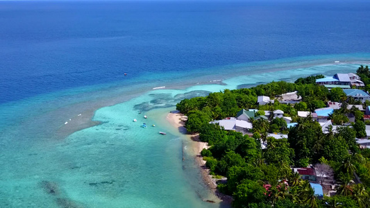 浅环礁湖和白沙背景的海度假胜地海滩之海风景观视频