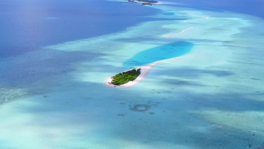 白沙背景浅水美丽海岸线海滩的空中无人机海景视频