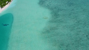 蓝海和白沙背景航行的宁湾海滩平滩空中无人驾驶无人驾驶12秒视频