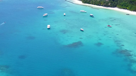 以蓝海为伴有浅沙背景的蓝海空中无人驾驶飞机飞越美丽视频