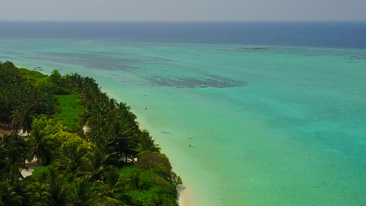 通过透明的海洋和白色沙滩背景平静的岛屿海滩时间的空中视频