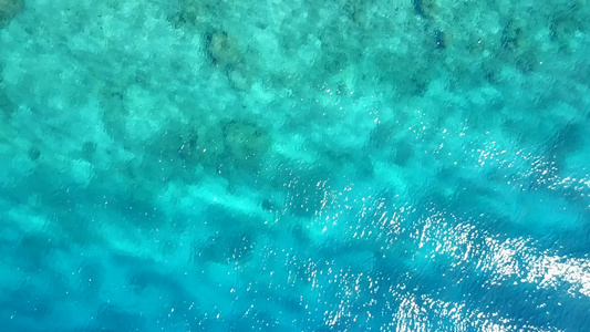 豪华海观海滩度假蓝水和白沙底蓝水的风景景观视频