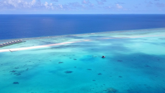 白沙背景蓝绿色海洋热带海岸海滩的鸟瞰纹理视频