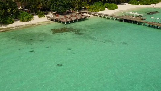 由绿绿水和清洁沙土背景组成的天堂海岸海滩航行的空中视频