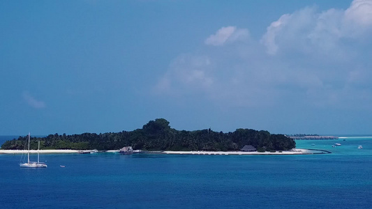 通过蓝海和白色沙滩背景的蓝色海热带旅游海滩时间的空中视频