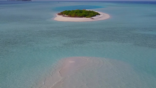 白沙背景蓝海美丽旅游海滩度假的无人机景观全景视频