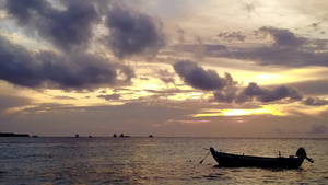 由透明有白沙底面的海洋航行的豪华海滨海滩空中观视全景9秒视频