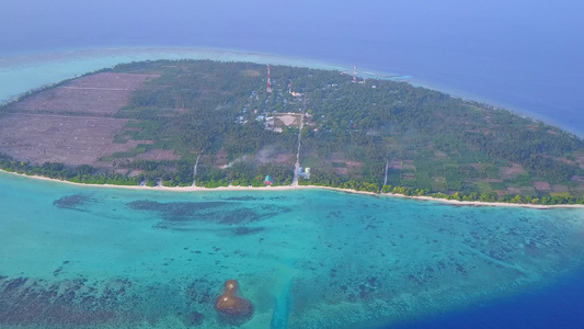 豪华海岸海滩渡海蓝海和白沙滩背景假日的无人驾驶空中视频