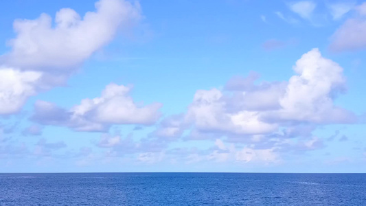 以透明的有白色沙子背景的海为例天天自然地在天堂环礁视频