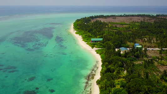 以白色沙滩背景的蓝海航行的热带环礁湖海滩空中旅行视频