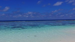 清沙为背景的蓝色海洋冲破海岸海滩对完美的海岸线全景13秒视频