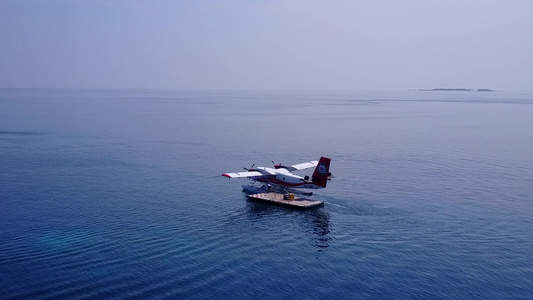 以白沙背景浅海为起点的浅海间宁静的环礁湖海滩天空视频