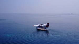 以白沙背景浅海为起点的浅海间宁静的环礁湖海滩天空12秒视频