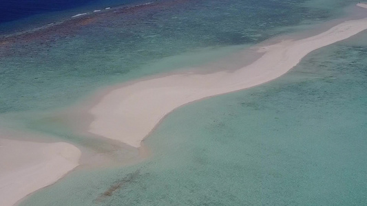 白沙背景蓝海完美海湾海滩航行的无人机航景视频