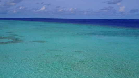 白沙背景绿松石泻湖天堂海滨海滩之旅的空中无人机全景视频