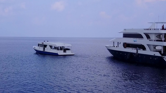 海洋海岸海滩生活方式的空中无人驾驶飞机天空由白沙底视频