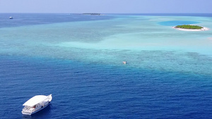 以蓝海和白色沙滩背景航行的伊德利克湾海滩旅游14秒视频