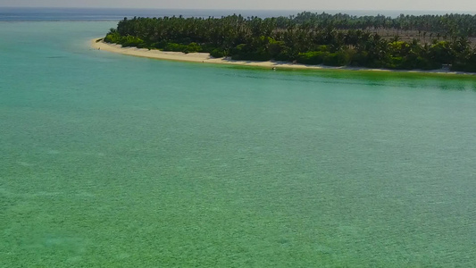 以蓝海和白沙为背景的宁静海岸线海滩生活方式的空中无人驾驶视频