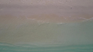 蓝水和白色沙尘背景看待海滩生活方式的狂风空中无人驾驶12秒视频