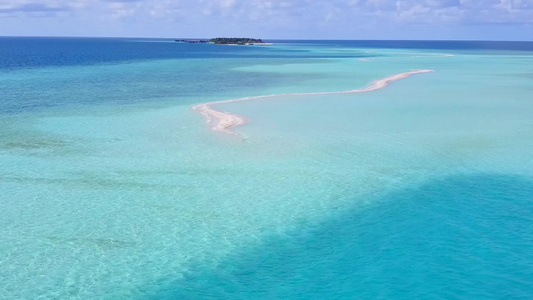 以蓝海和白沙为背景在海滩航行的海洋和白色沙子背景视频