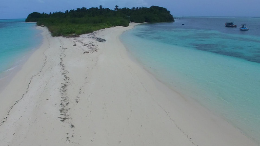 蓝海和浅沙背景的奇异海湾海滩旅游无人驾驶无人驾驶飞机视频