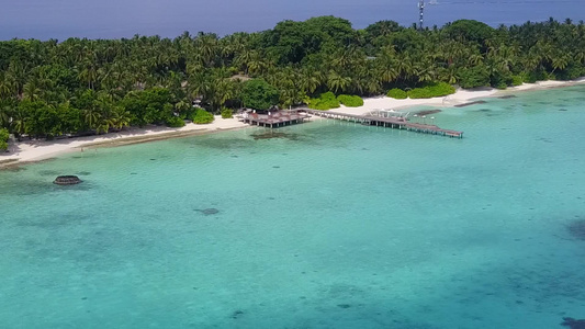 白色沙滩背景的水蓝色泻湖美丽泻湖海滩时间的空中天空视频