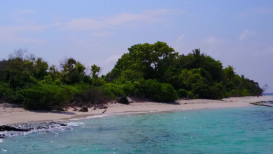 白沙背景蓝海豪华旅游海滩生活方式的空中无人机性质视频