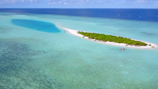 由蓝环礁和白沙背景的蓝色环礁构成的奇异度假胜地海滩视频